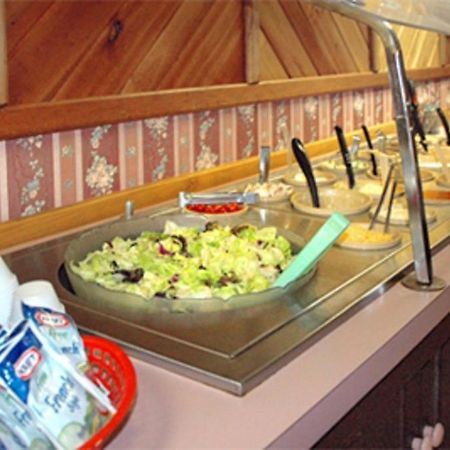 Zellar'S Village Inn Newberry Экстерьер фото