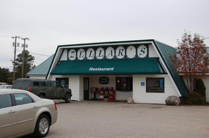 Zellar'S Village Inn Newberry Экстерьер фото