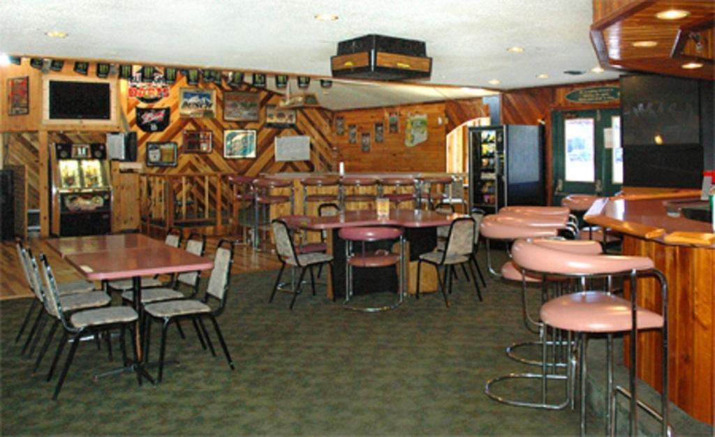 Zellar'S Village Inn Newberry Экстерьер фото