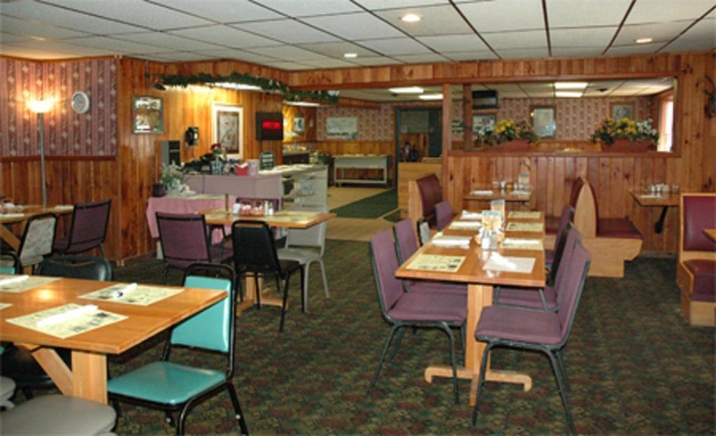 Zellar'S Village Inn Newberry Экстерьер фото